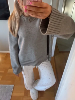 Grå stickad tröja  - En grå stickadtröja från gina. Den är i storlek m men passar även s och xs, pris kan diskuteras❤️