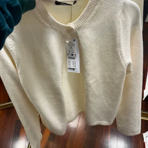 Ginatricot cardigan - En jätte fin butten up cardigan från Gina som aldrig har används aldrig varit i tvätten och är jätte fin och är i jätte fint skick. Orgibalpriset ligger på 360kr. 