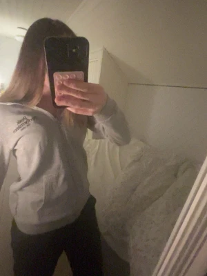 Peak performance hoodie! - En hoodie från Peak performance som har dragkedja! Den är i jättebra skick och har knappt använt den💕