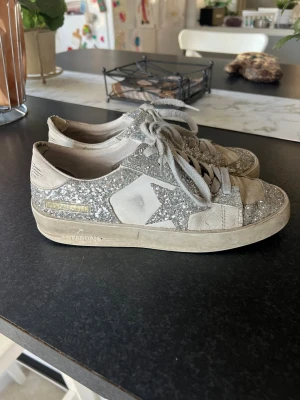 golden goose  - riktigt feta golden goose, nypris runt 8000kr. fint skick men väldigt använda.
