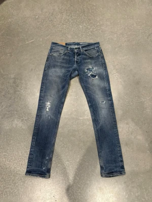 Dondup jeans - Priset gäller bara idag och imorgon! Kommer höjas igen på måndag.  Dondup George jeans – trendigaste modellen på marknaden! Original slitningar från fabrik, mycket eftertraktade och svåra att hitta i just denna variant. Grym passform och kvalitet med snygg wash.  Strl 31 ~ Nypris 4000kr | vårt pris 949kr!