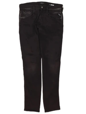 Svarta slim jeans från Replay - Snygga svarta slim jeans från Replay med klassisk femficksdesign och kontrastsömmar. Jeansen har låg midja och smal passform som sitter tajt längs benen. Perfekta till en streetstyle-look och funkar året runt. Materialet är stretchigt för extra komfort. I storlek W33 L32