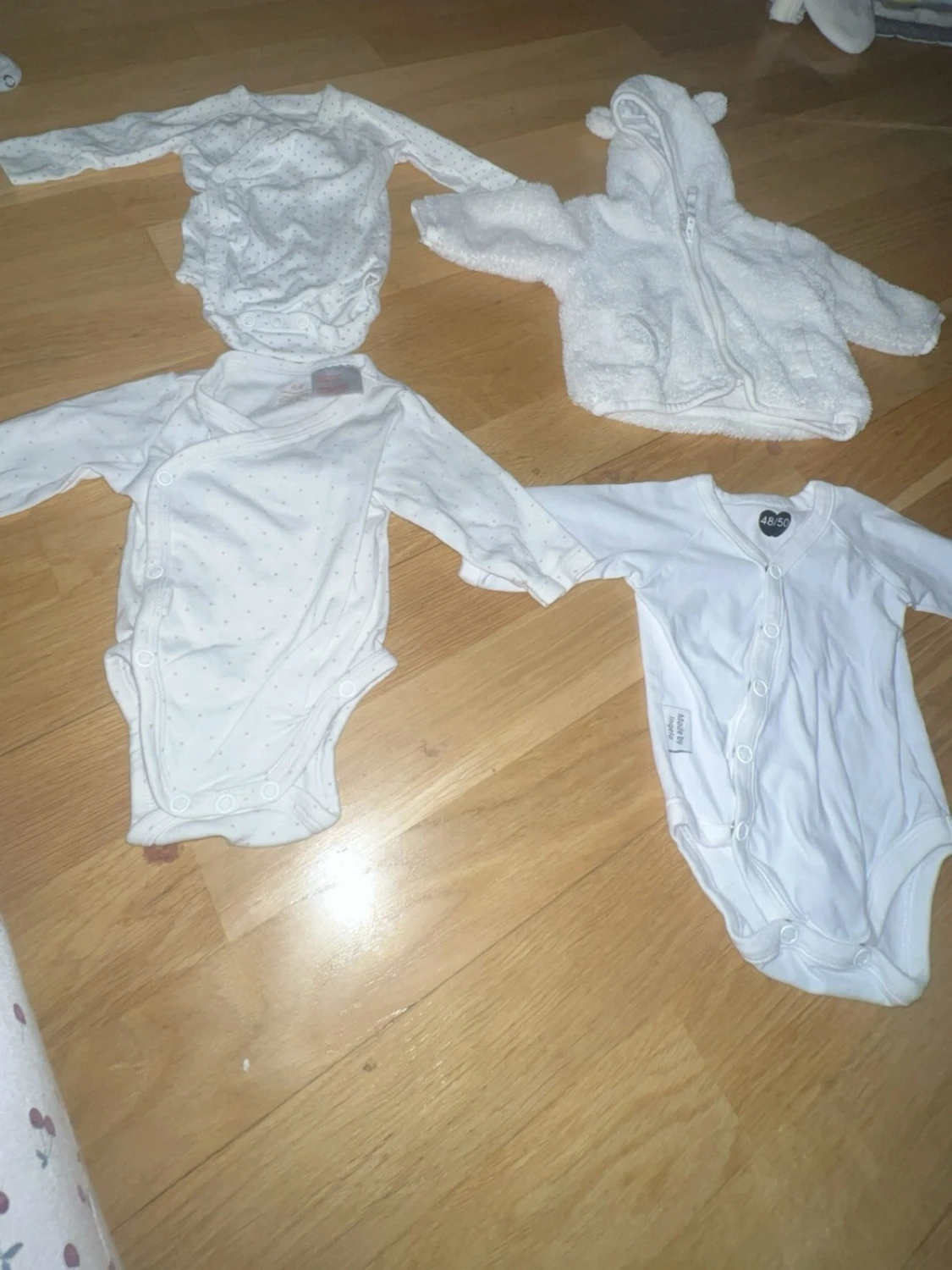 Mix av babybodys i neutrala färger