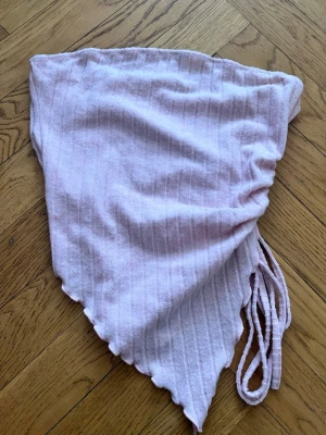 Rosa topp🌸 - Ljusrosa topp i mjukt ribbat tyg med snörning på ena sidan och vågig kant. 