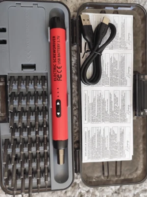 Elektrisk skruvmejsel USB 3.7V - Elektrisk skruvmejsel i röd och svart design med USB-uppladdningsbar batteri på 3.7V. Säljes i ett kit med flera bits, USB-laddningskabel och förvaringslåda. Perfekt för småfix och elektronikprojekt.