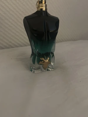 Jean Paul Gaultier Le Beau Le Parfum  - Säljer sampels på Jean Paul Gaultier Le Beau Le Parfum 2ml 40kr| 3ml 50kr| 5ml 70kr