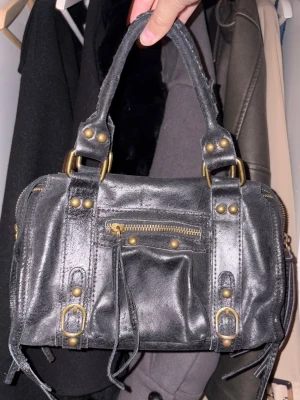 Trendig mini city bag  - Mini city bag liknande väska köpt i Frankrike från butik! Väskans modell är lite sliten så det är inte pågrund av användning!! Väldigt bra kvalité på materialet och ingår ett långt band så man kan bära den tvärs över kroppen💕 