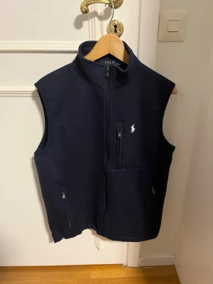Mörkblå väst från Polo Ralph Lauren - Ralph lauren fleeceväst i storlek M. Inga defekter alls. Perfekt väst till sommaren.