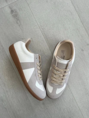 Maison Margiela Gat - Sprillans nya maison margiela gats. Säljer på grund av att de är för små för mig. De är bara provade en gång. Skriv gärna vid frågor eller funderingar! Priset går alltid att diskuteras!