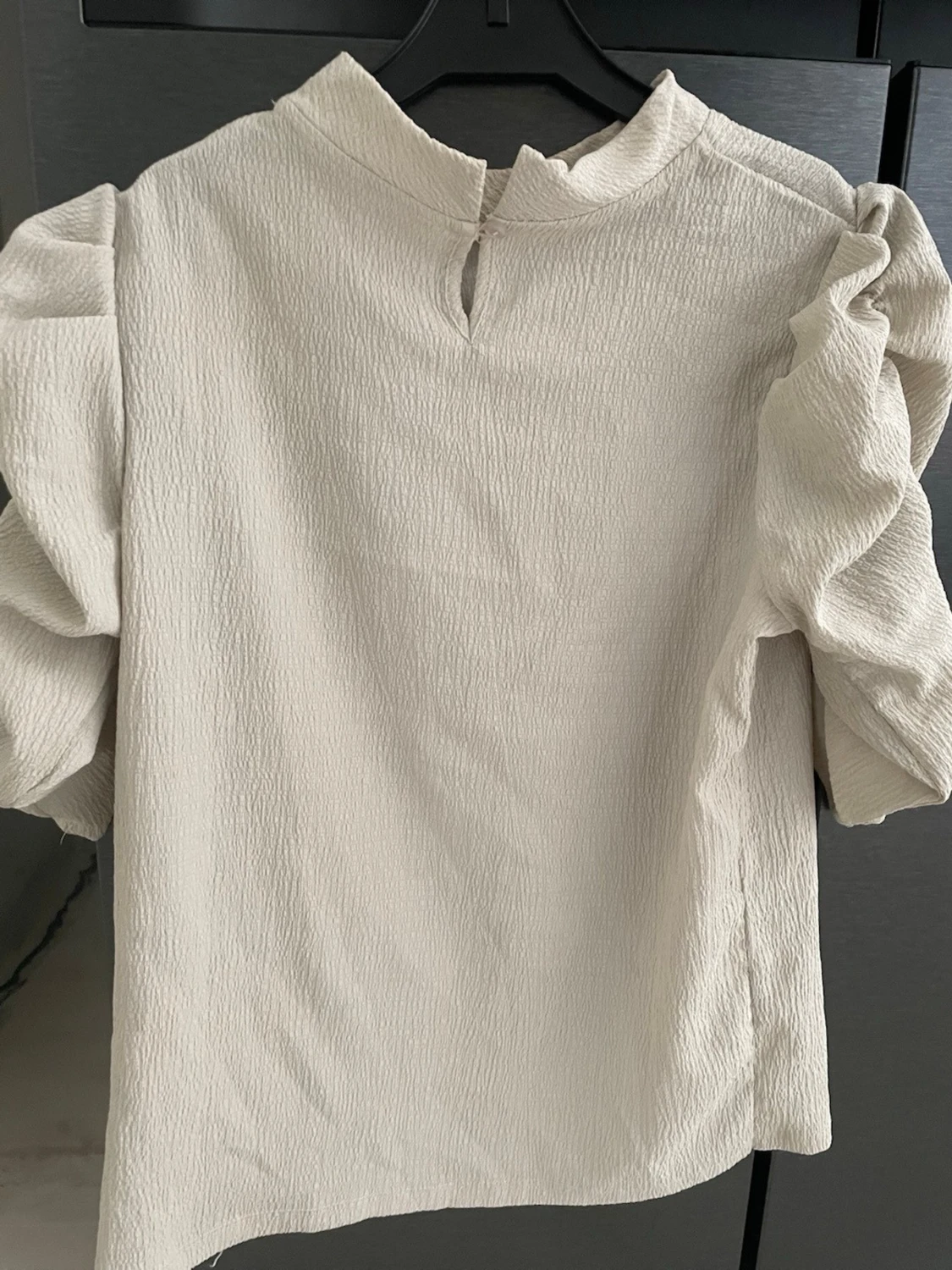 Pernilla Wahlgren Beige blus med puffärmar - 1