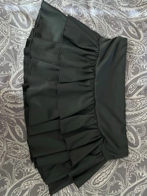 Svart volangkjol  - Väldigt stretchigt material | passar XS-S(M)