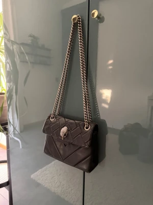 Kurt Geiger Kensington mini - Så söt väska från Kurt Geiger. Används tyvärr inte längre så därför säljer jag. Går att använda både som axelremsväska eller crossbody. Finns några tecken på användning men annars jättefin. Påse tillkommer. 