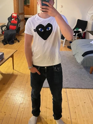 Comme de garçon T-shirt  - Säljer en i princip helt ny comme de garcon T-shirt till ett riktigt bra pris! Tröjan är i storlek M men passar S också! Hör av er vid frågor❤️‍🩹