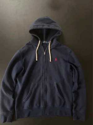 Ralph lauren zip  - Marinblå zip tröja från Ralph lauren. Storlek S, toppskick! Inga märken, skador eller defekter. Självklart äkta! Inga konstigheter. Hör av er vid intresse! Priset är inte hugget i sten. 