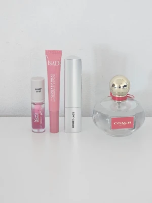 Coach parfym med guldfärgad kork - Coach parfym 100 ml, isadora lip butter i pink punch, lip oil och hourglass highlighter stick i champagneflash, allt har ett värde på över 1300 kr