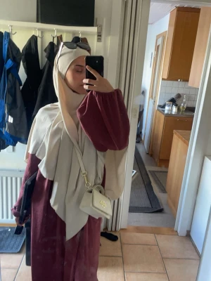 Beige khimar  -  beige khimar med mjukt och följsamt tyg. Sval och lätt att styla. Köpt på rosengård centrum för ca.300kr