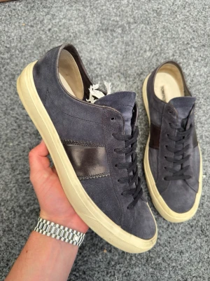Tom ford skor mörkblå  - Säljer dessa sjukt feta mörkblå tom ford skor, sjukt sällsynt och snygg färg. Size us11 som motsvarar 43-44! Skick 9,5/10 nyskick använda få gånger. Nypris 10.000kr. Hör av dig vid minsta fundering 💯