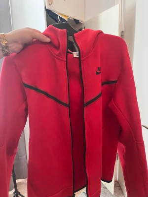 Röd Nike hoodie med dragkedja - Snygg röd hoodie från Nike. Har inte kommit till användning. Skriv för mer info.