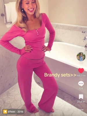 Rosa sett  - Säljer detta sååå fina populära brandy melville sett🍓🍓🍓Köpte två så säljer nu det ena, one size !!