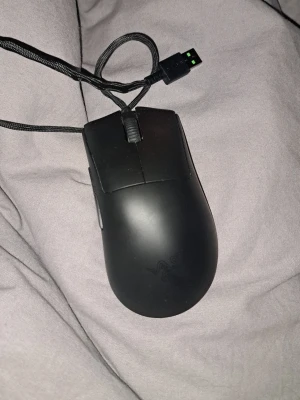 Razer DeathAdder V3 gamingmus - Säljer en svart Razer DeathAdder V3 gamingmus med sladd. Har använts kanske 3-4 veckor inga problem med den vill bara bli av med den. Nypris är 1200kr
