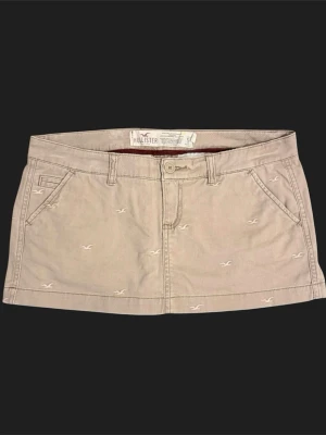 2000s hollister minikjol  - klassisk 2000tals hollister beige/khaki minikjol med väldigt låg midja, fickor fram och bak jag uppskattar storleken som S/M på lappen står 5  midja 42 sidolängd 26  