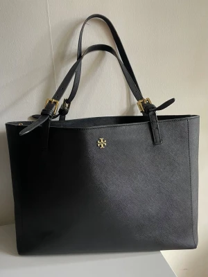 Svart Tote bag Tory Burch - En så fin klassisk tote väska från Tory Burch🖤⚜️Väskan är i mycket fint skick! Många fack och plats för mycket. Banden är reglerbara. Bredd:43 cm Höjd 28 cm Lite slitage längst upp handtagen men inget man tänker på. 