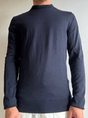Tröja i Merinoull  - Välkommen till byTorén Detta är en tröja från H&M i storlek S med normal passform. Plagget är i bra skick utan några defekter. 100% merinoull. Hör av dig vid intresse eller frågor, vi hörs!
