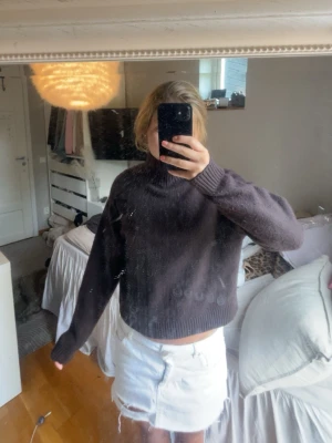 Mörkbrun stickad polotröja - Säljer denna stickade tröjan 💗ganska bra skick, lite nopprig men de går att lösa med en nopermaskin 💗☺️