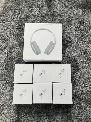 Apple AirPods Max och AirPods Pro - Säljer ett par stilrena Apple AirPods Max i silver med matchande Smart Case samt sex par Apple AirPods Pro. Alla hörlurar är vita och har en modern, minimalistisk design i aluminium och plast. Perfekta för dig som vill ha grymt ljud och snygg look. 6 par AirPods och 1 par AirPods Max!! För endast 1999 +aldrig använt!! Dom är inte äkta!