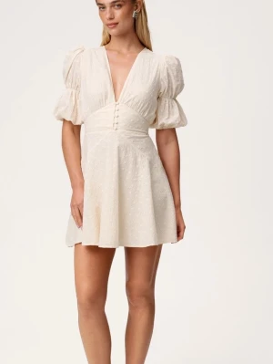 Adoore Sicily klänning light creme - Supersöt krämvit kortklänning från Adoore med v-ringning, puffärmar och snörning framtill. Klänningen har fina broderade detaljer och är tillverkad i ett lätt material som passar perfekt till varmare dagar. Endast provad. 