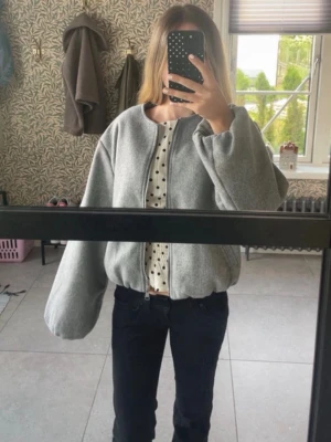 Jacka - Super cool jacka från Zara, nästan aldrig använd så den är i super bra skick. Säljer då den inte kommer till användning. Kontakta vid intresse💕