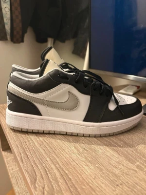 Jordan 1s Grå/Vit/Svarta - Storlek: 36, helt nya aldrig använt, Startpris: 350kr