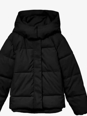 Svart pufferjacka med huva - Snygg svart pufferjacka med stor vadderad huva och quiltad design. Jackan har raka ärmar och dold dragkedja framtill. Perfekt för kalla vinterdagar och ger en stilren look.