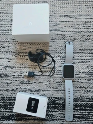 Fin smartklocka nytt (oanvänt) - Bra batteritid  Vattentät.  Finns olika funktioner.  Ta mot samtal eller sms.  Passar till alla smartphone.  Det går bytas ut band. Kan ändra olika storleka