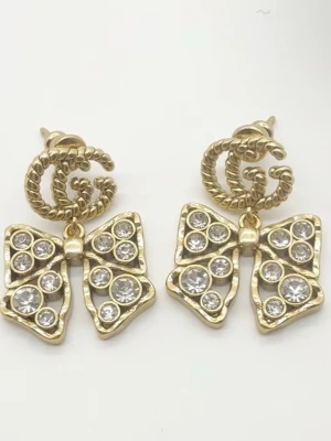 GG örhängen 14k guldpläterade - Superfina 14 karat guldpläterade örhängen med GG logga och rosetter med glittrande stenar💛