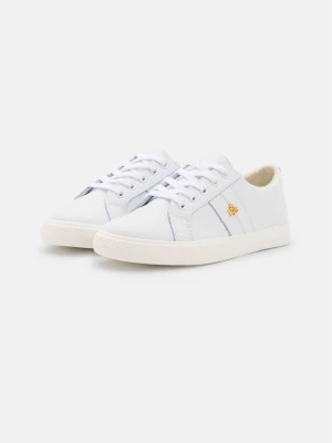 Vita sneakers Ralph Lauren - Stilrena vita sneakers från Ralph Lauren med guldfärgad logga på sidan. Använts ett fåtal gånger men fortfarande rena och fräsha, låda kvar. Storlek 37. 