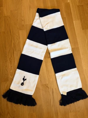 Tottenham Hotspur halsduk - Inköpt i Tottenhams officiella butik i London. Aldrig använd. 