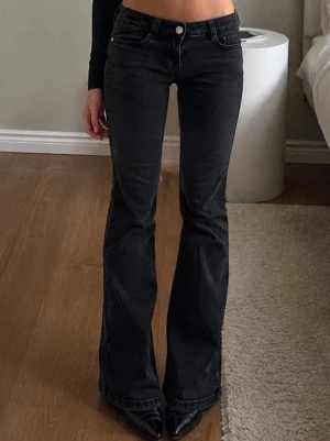 svarta jeans - har använts men har inga defekter🩷