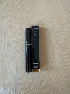Chanel Le Volume Mascara 10 Noir - Chanel Le Volume de Chanel Mascara i färgen 10 Noir. Snygg svart tub med elegant design och klassisk Chanel-logga. Ger volym till fransarna och har en intensiv svart nyans. Förpackningen är i plast och känns lyxig. Oanvänd.
