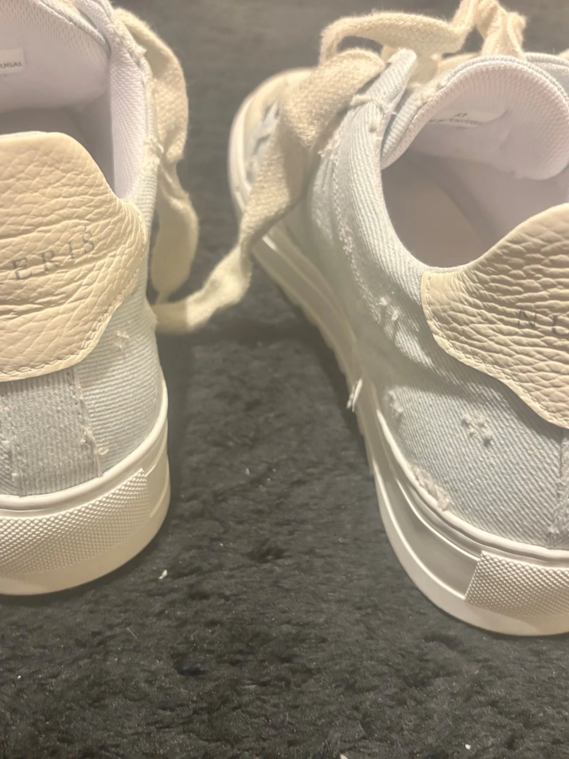 Ljusblå sneakers med distressed look - 1
