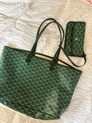 Tote bag  - Utsidan på väskan är topp skick. Bara insidan som är fläckig m.m. Går säkert att få bort med fläckborttagning 🤍