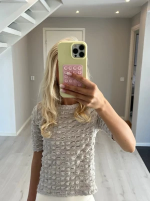 Topp - Superfin beige topp med korta ärmar. Perfekt till jeans eller kjol för en chill och trendig look. 💕💕