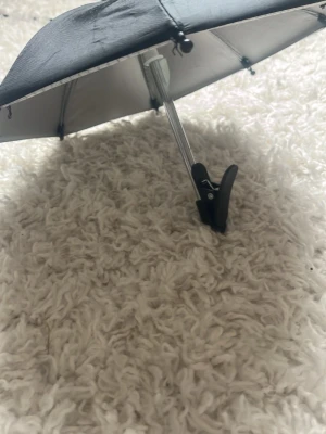 Mini paraply  - Mini paraply som gör du ser din skärm genom solljus, till exempel på stranden och även om de regnar så blir din mobil inte blöt har en sån själv e jätte bra men råkade beställa två 