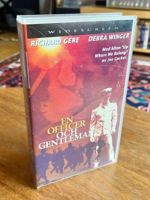 Oöppnad VHS En officer och gentleman - Säljer en oöppnade VHS-film, 'En officer och gentleman', med Richard Gere och Debra Winger. Omslaget har några synliga repor men kassetten är i original plastfodral. Perfekt för dig som samlar på gamla filmer eller gillar retroformat.