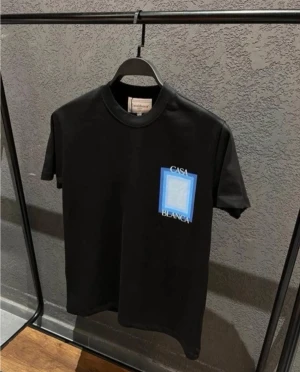 Casablanca tshirt - Snygg svart t-shirt från Casa Blanca med tryck i blått och vitt på bröstet och ryggen. T-shirten har klassisk passform, rund hals och korta ärmar. Perfekt för dig som gillar stilrena plagg med en twist.