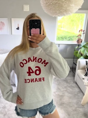 Monaco hoddie - En basic men snygg tröja från HM. Har haft det ett tag men inte använt den så mycket och den ser ut som ny!
