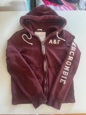 Abercrombie & fitch zip hoodie  - Riktigt snygg och eftertraktad Abercrombie & fitch zip hoodie. fint skick inga fel storlek L kan ta mått vid behov. Endast 385kr ej hugget i sten kom gärna med frågor och prisförslag har även mycket mer liknande i min profil alla storlekar kolla gärna stor rabatt vid köp av flera 😁✌️