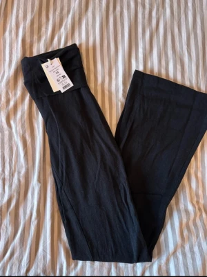 Svarta bootcut leggings med hög midja - Säljer ett par svarta leggings med bootcut soft touch Gina