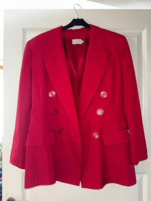 Röd kavaj - Röd kavaj i bra skick. Väldigt snygg! Storlek 40, men jag är normal sätt en 36 och använd den oversized.