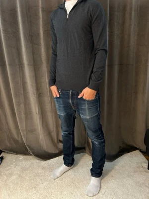 Selected Homme Quarter Zip  - Säljer denna jätte fräscha quarter zippen från Selected Homme som är bra att ha under sommarkvällarna när det är lite kyligare😉. Tröjan är i ett mycket bra skick och har inte använts mycket.                         Modellen på bilden är 181cm och väger 71kg.